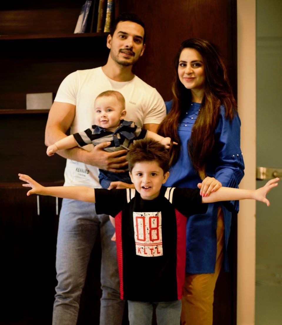 Gorgeous Star Fatima Effendi Looks Beautiful with Family
