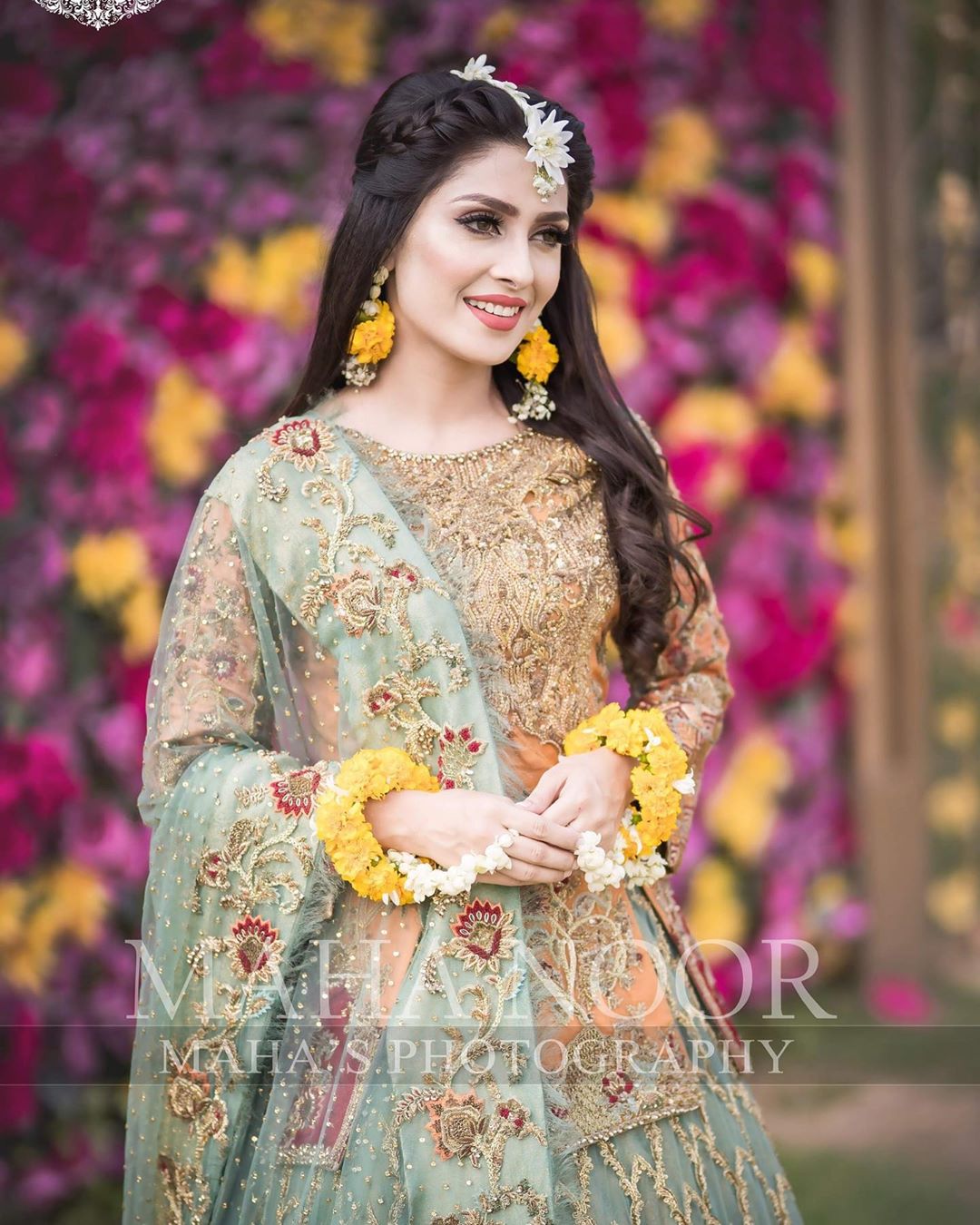 Beauty Queen Ayeza Khan Stunning Looks in New Bridal Photo Shoot
