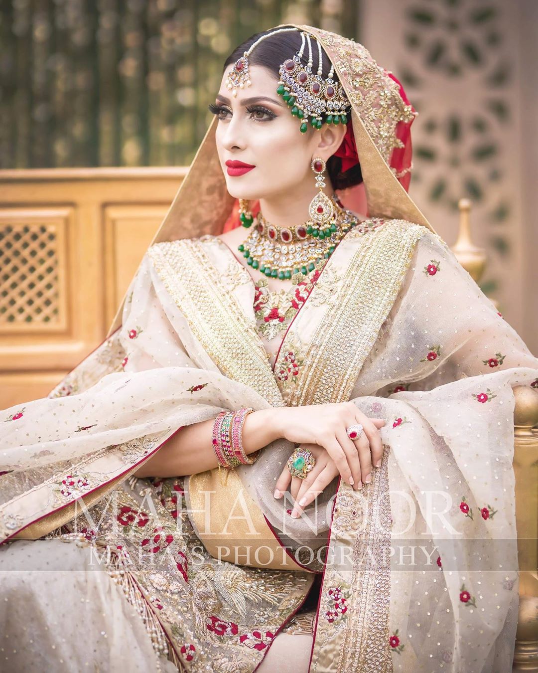 Beauty Queen Ayeza Khan Stunning Looks in New Bridal Photo Shoot