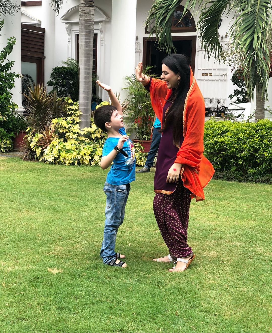 New Pictures of Fatima Effendi with Her Son on Set of her Upcoming Serial
