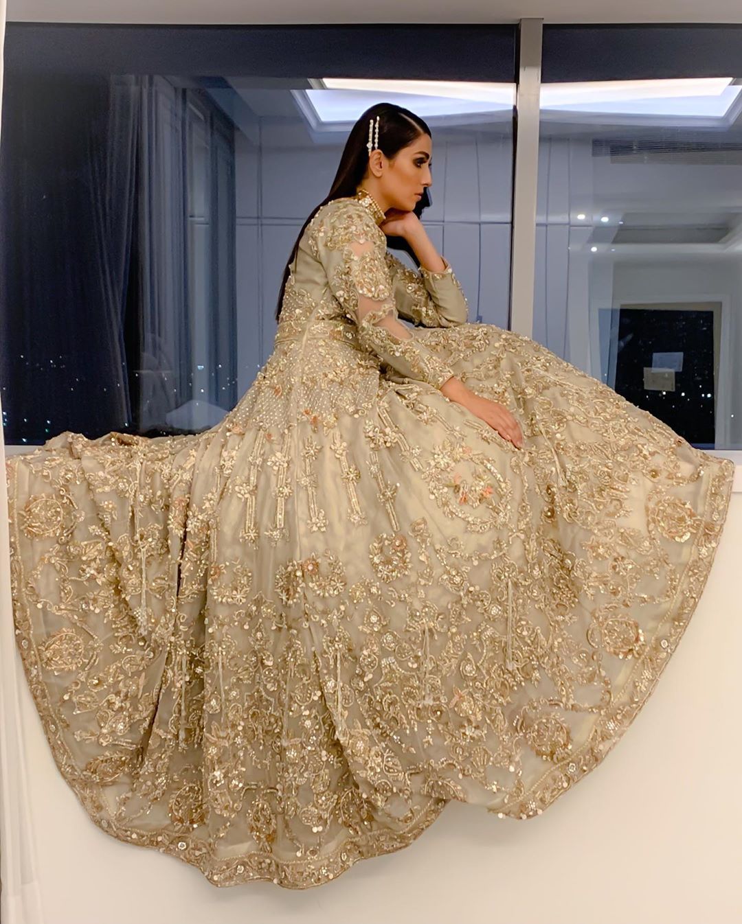 Awesome Pictures of Ayeza Khan in Bridal Dress for PLBW 2019
