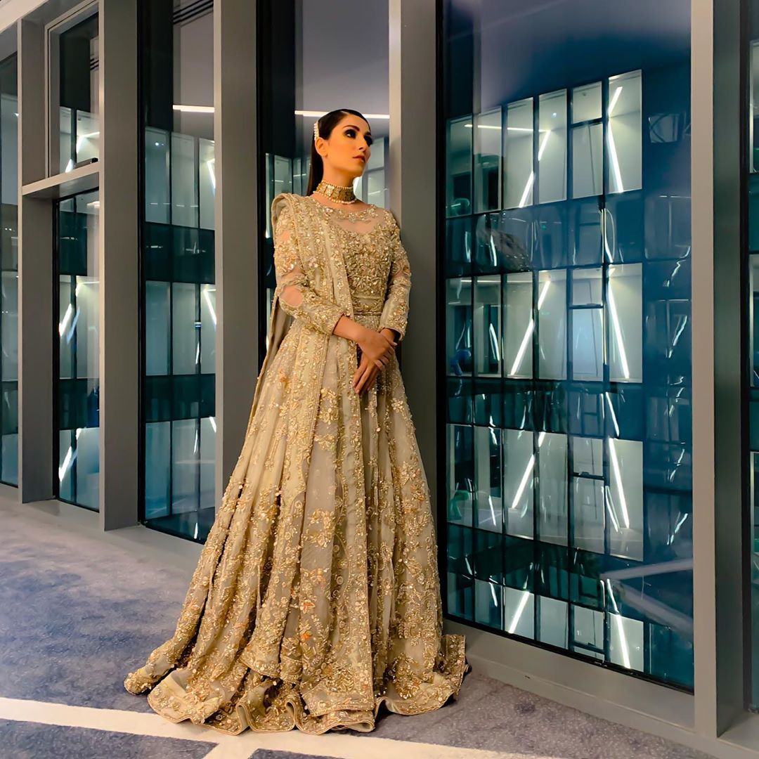 Awesome Pictures of Ayeza Khan in Bridal Dress for PLBW 2019