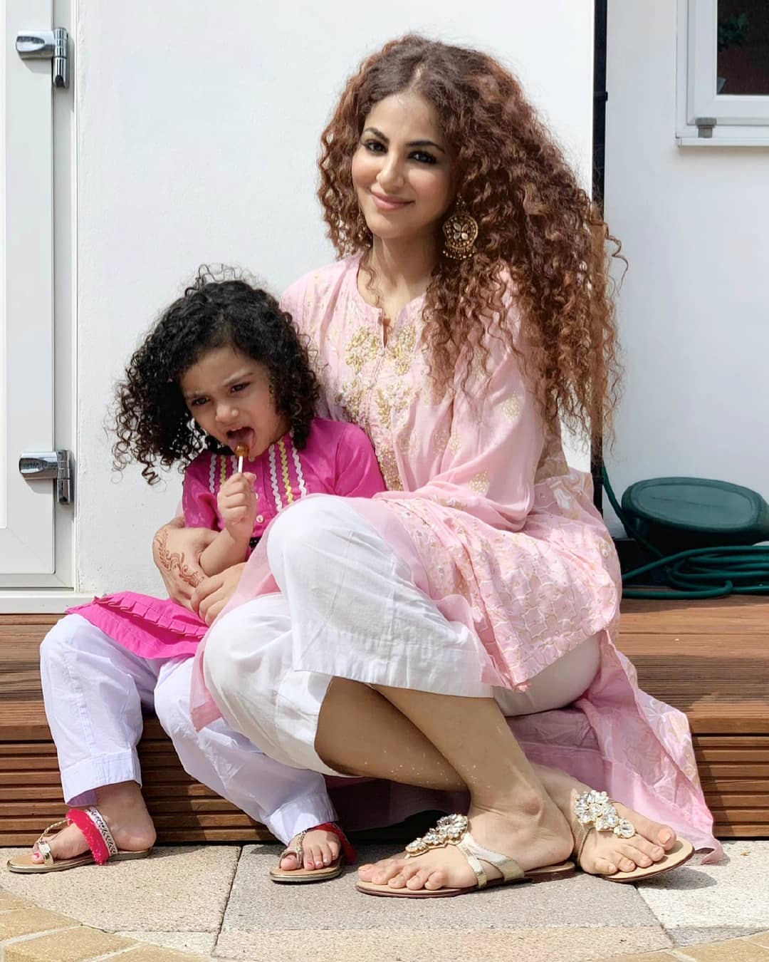 Singer Annie Khalid with her Cute Daughter Isha