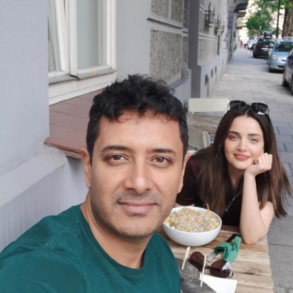 Awesome Pictures of Armeena Khan with her Fiance Faisal Khan