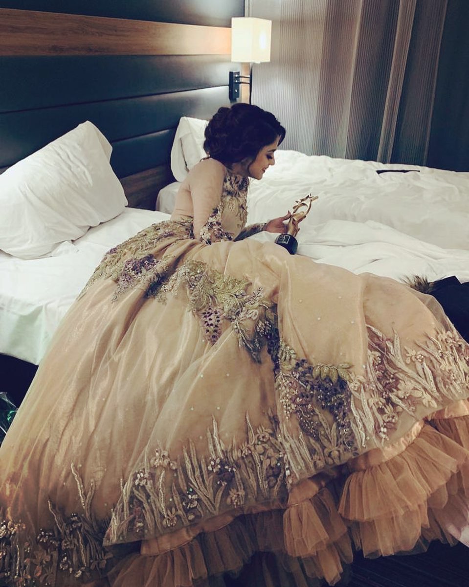 Aima Baig Looks Gorgeous in New Dress