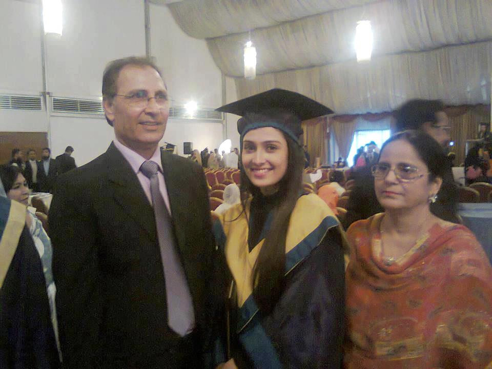 Ayeza Khan with her Parents80073104 20121214233428
