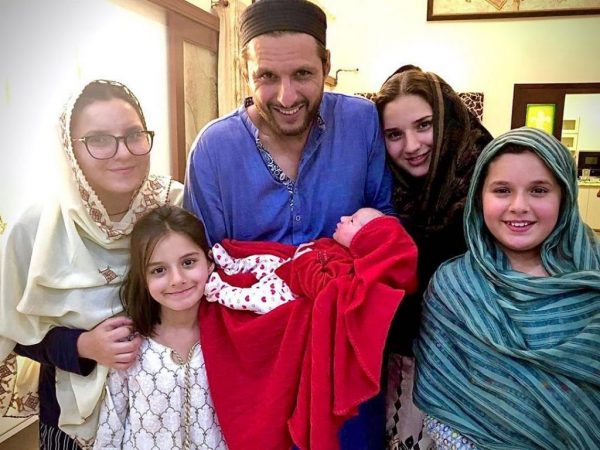 Shahid Afridi live video with her New Born Daughter