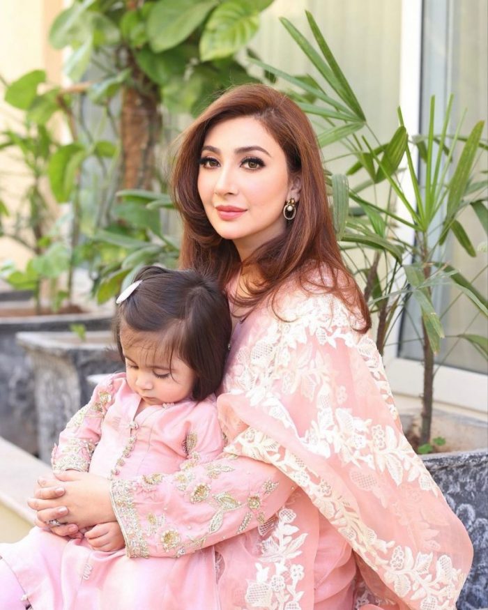 Aisha Khan Beautiful pictures with Her Daughter Mahnoor