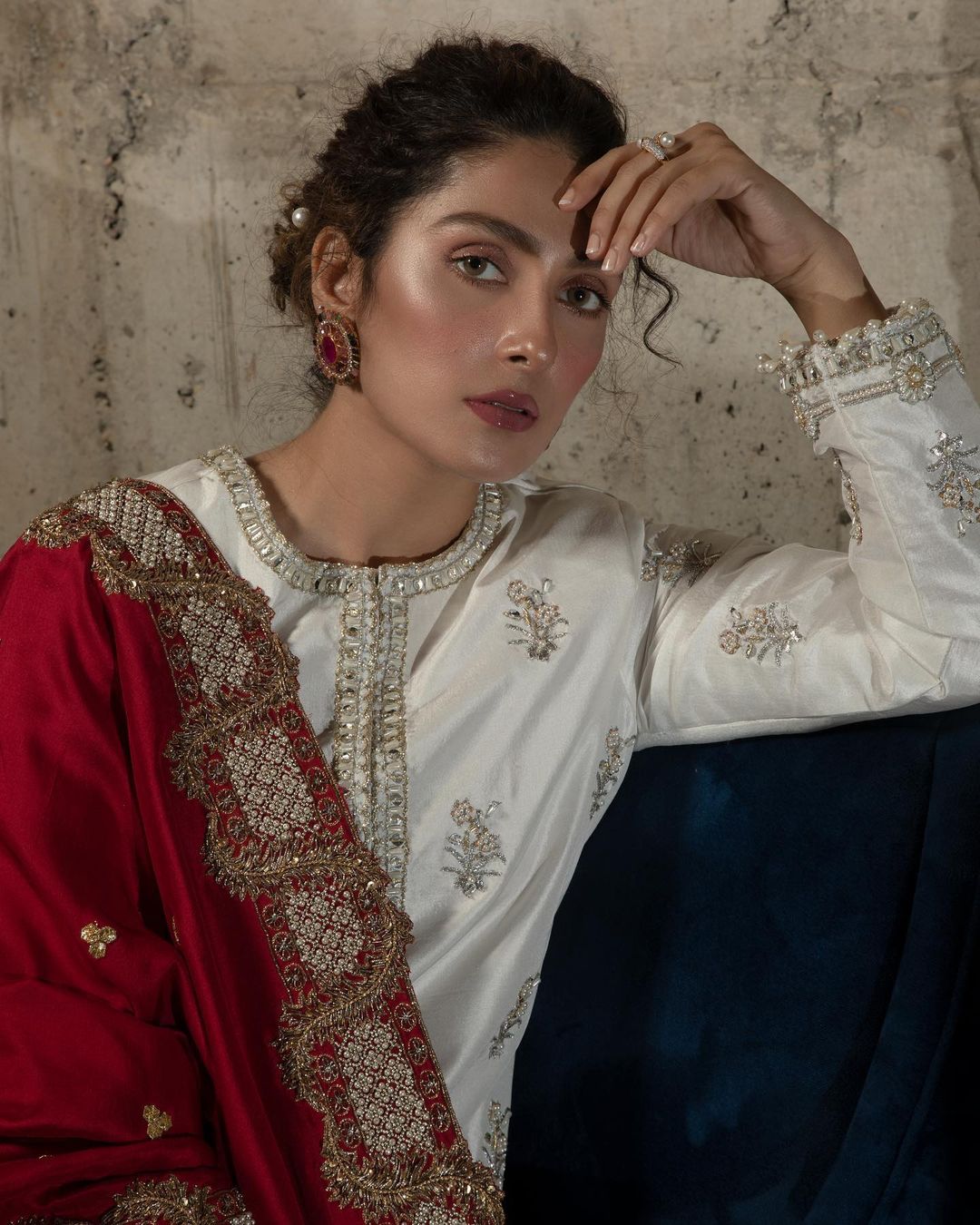 Ayeza Khan Gorgeous looks in Curly Hairs for SFK bridal shoot