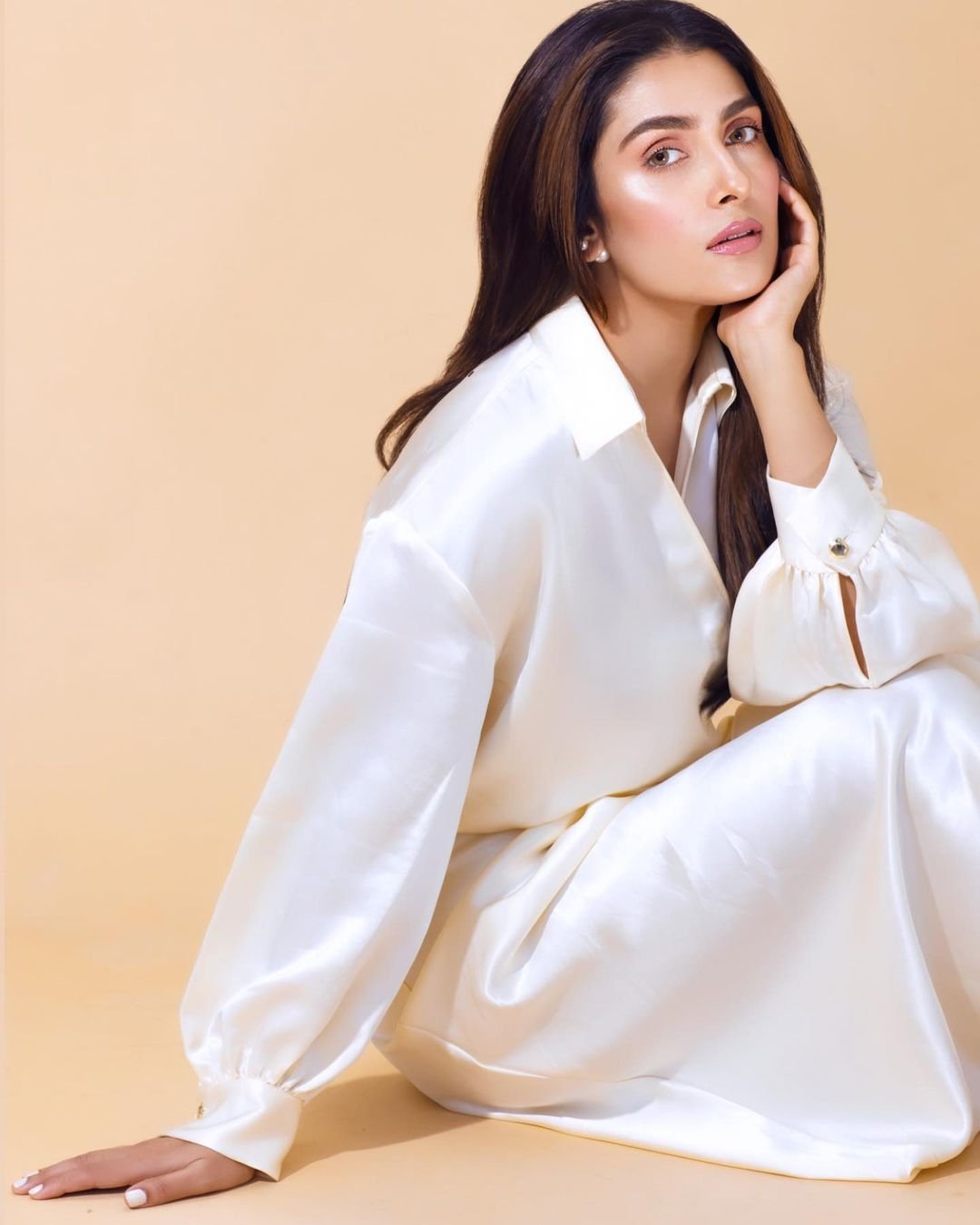 Ayeza Khan Stunning Pictures in all white