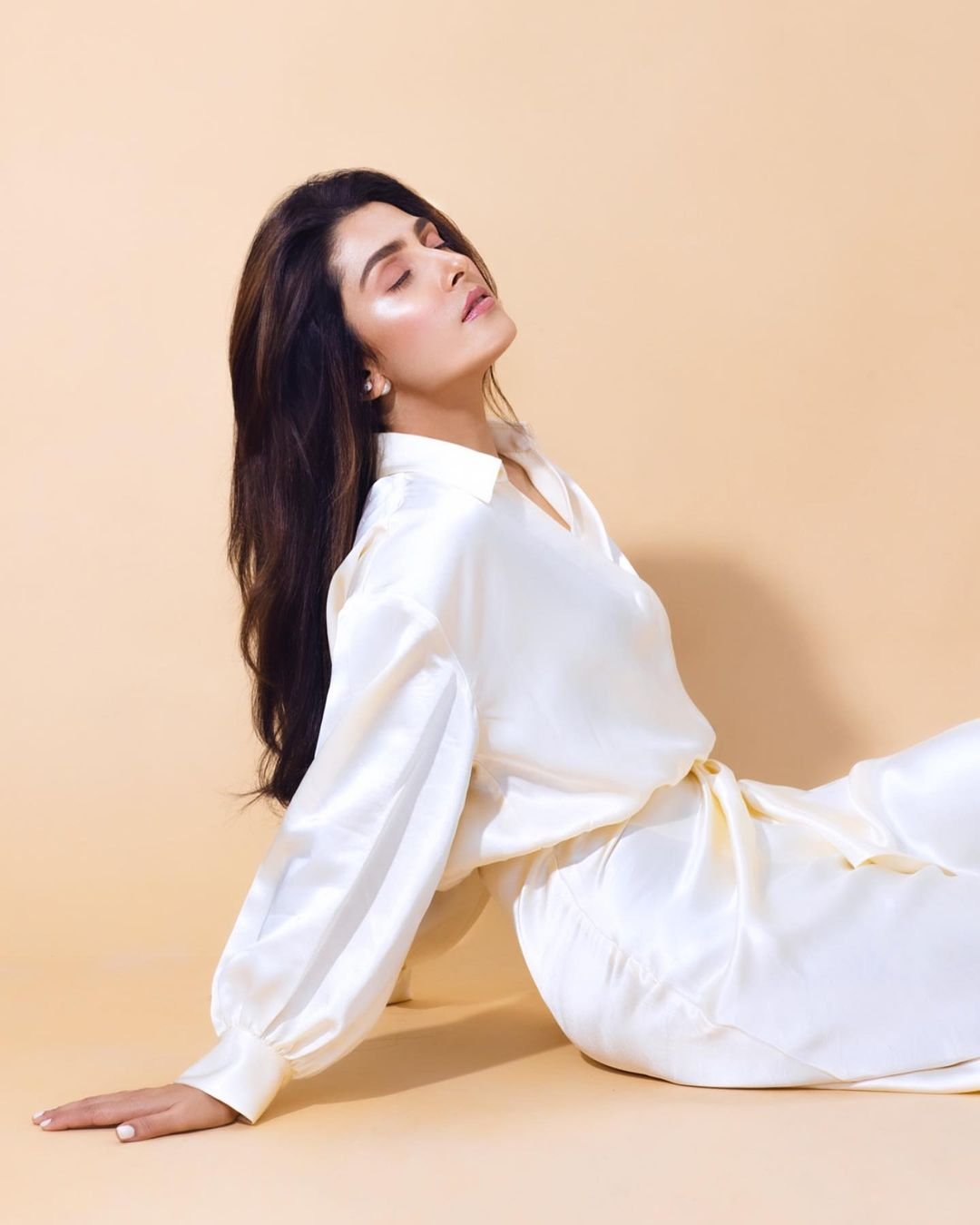 Ayeza Khan Stunning Pictures in all white
