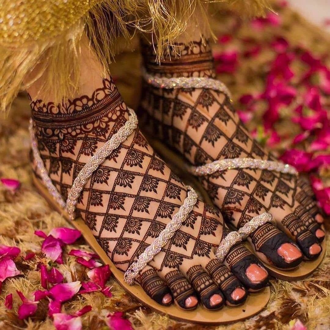 Simple Hand and Feet Mehndi Designs 2022 for weddings 7 Simple Hand and Feet Mehndi Designs 2022 for weddings