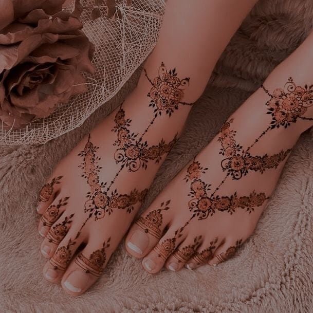 Simple Hand and Feet Mehndi Designs 2022 for weddings 4 Simple Hand and Feet Mehndi Designs 2022 for weddings