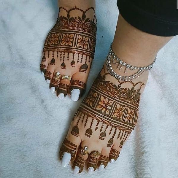 Simple Hand and Feet Mehndi Designs 2022 for weddings 5 Simple Hand and Feet Mehndi Designs 2022 for weddings