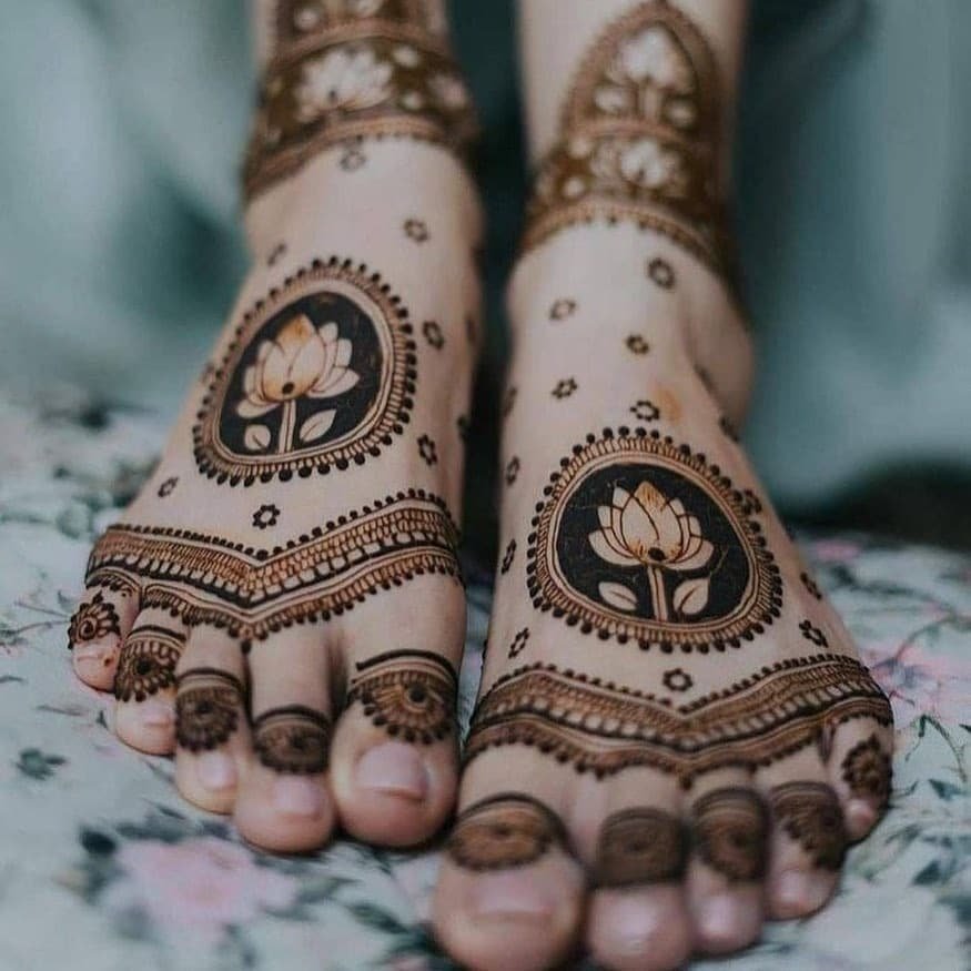 Simple Hand and Feet Mehndi Designs 2022 for weddings