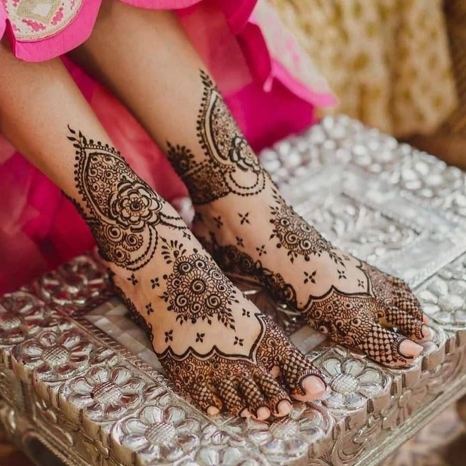 Simple Hand and Feet Mehndi Designs 2022 for weddings 13 Simple Hand and Feet Mehndi Designs 2022 for weddings