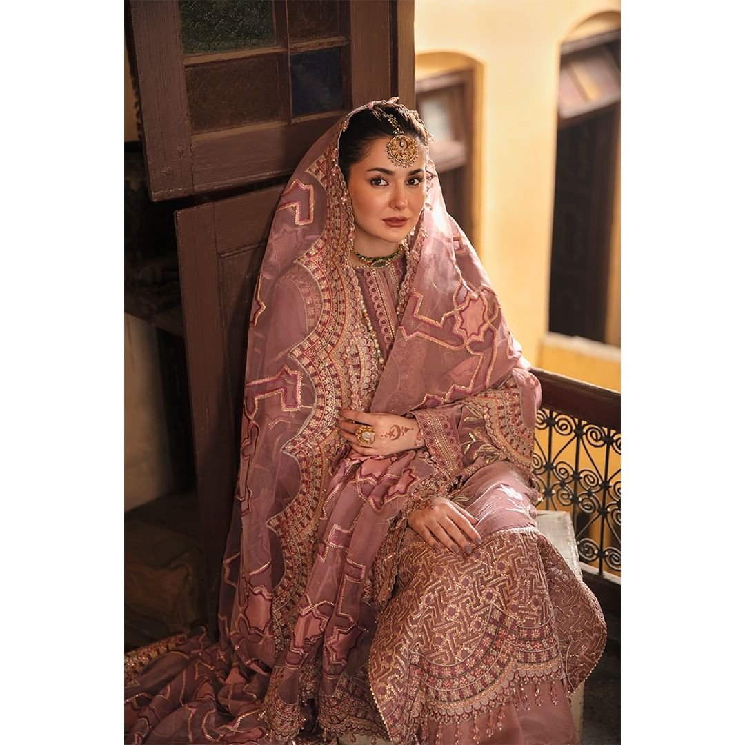 Hania Aamir exudes Elegance in recent photoshoot