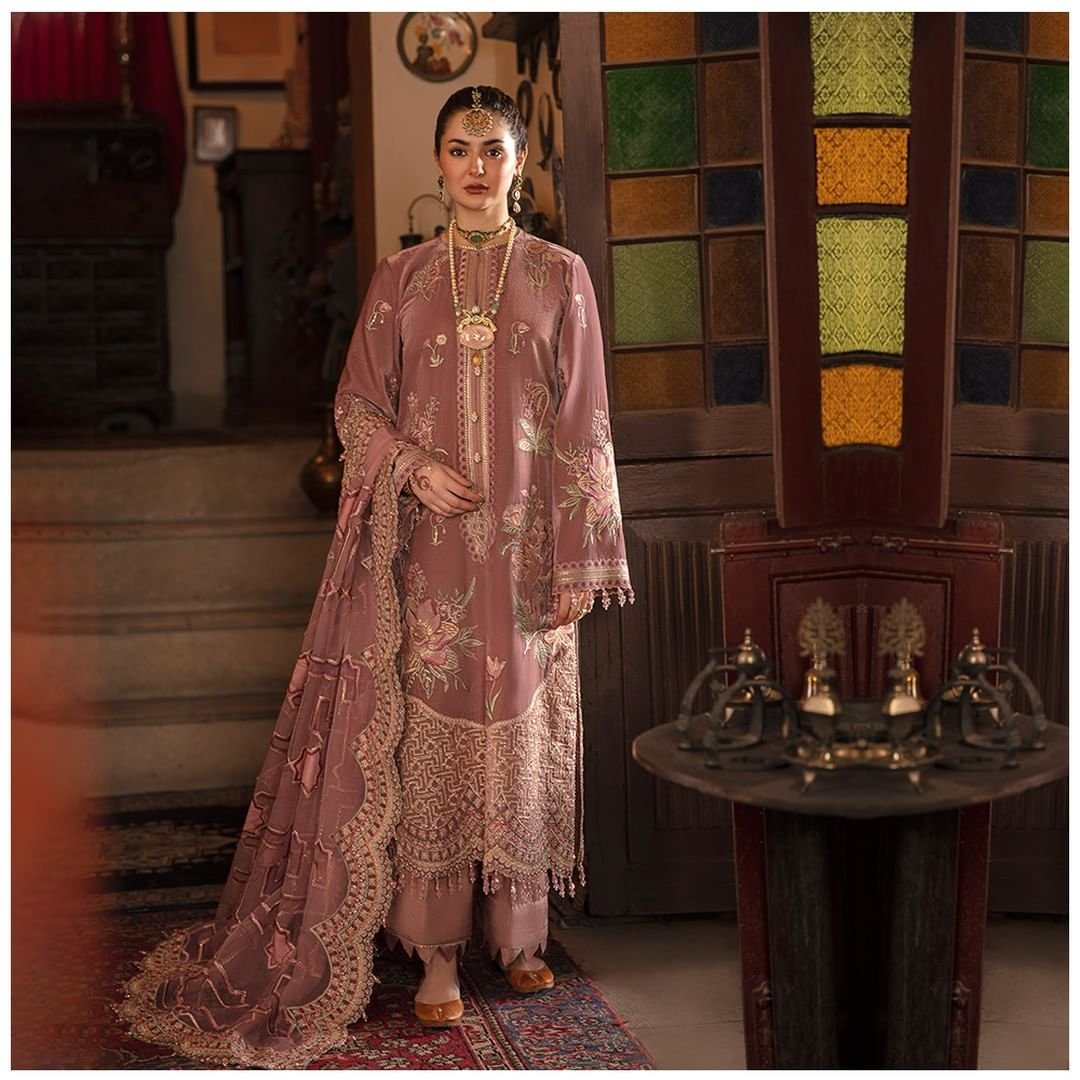 Hania Aamir exudes Elegance in recent photoshoot