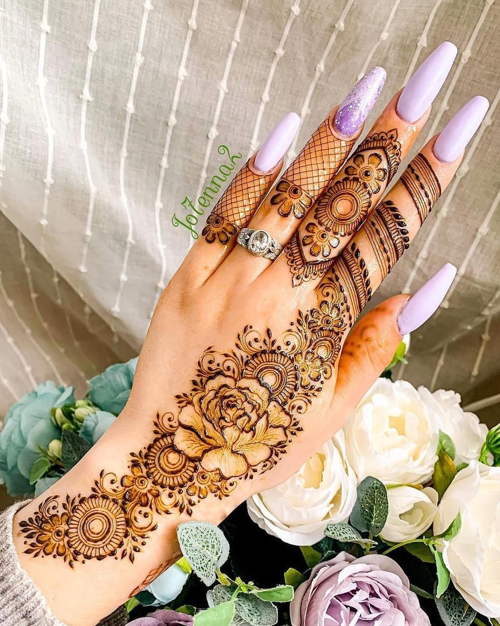 Simple Hand and Feet Mehndi Designs 2022 for weddings 9 Simple Hand and Feet Mehndi Designs 2022 for weddings