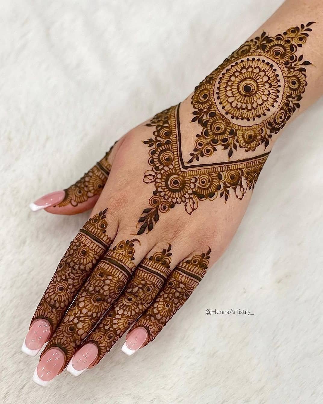Simple Hand and Feet Mehndi Designs 2022 for weddings 12 Simple Hand and Feet Mehndi Designs 2022 for weddings