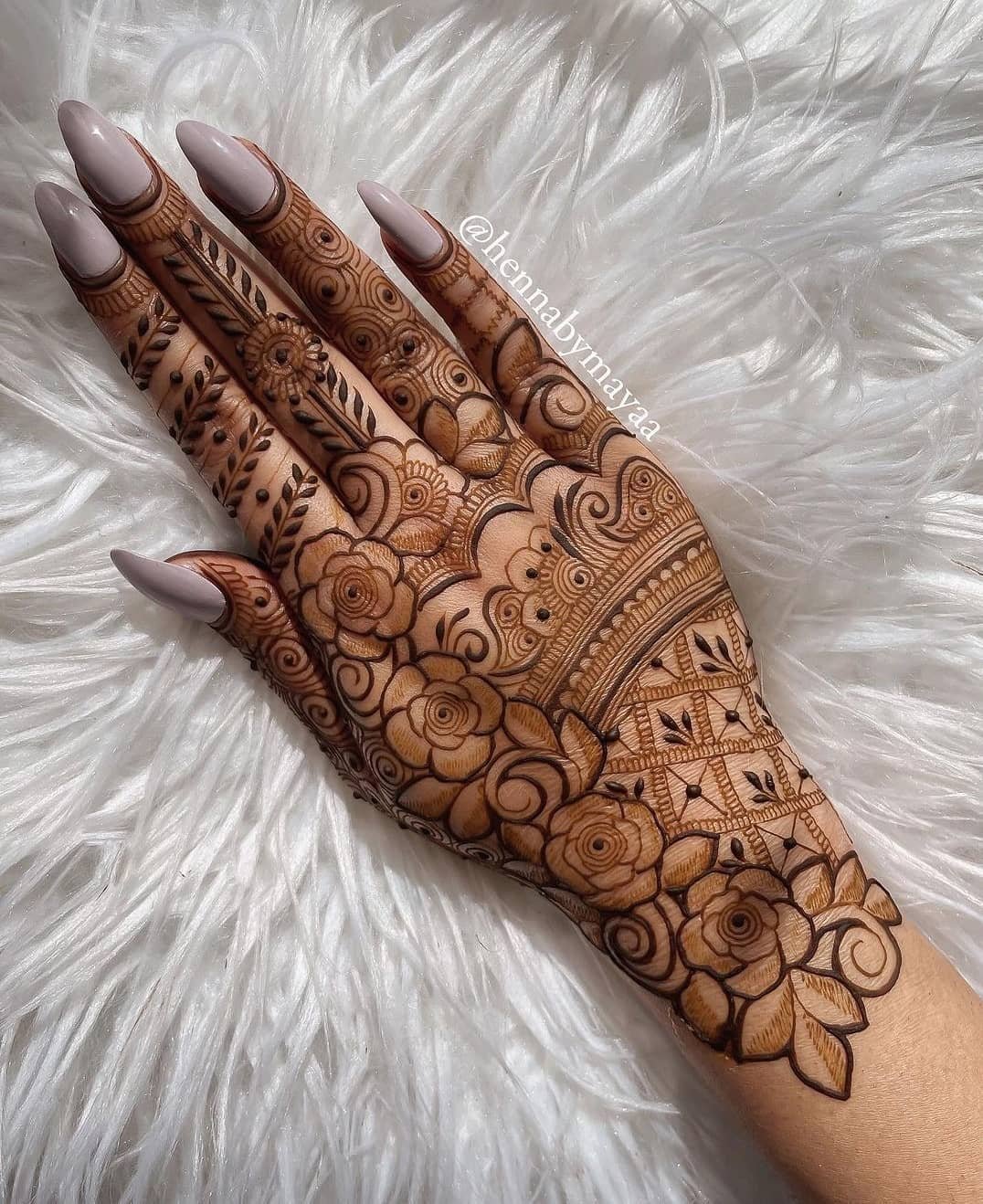 Simple Hand and Feet Mehndi Designs 2022 for weddings 11 Simple Hand and Feet Mehndi Designs 2022 for weddings