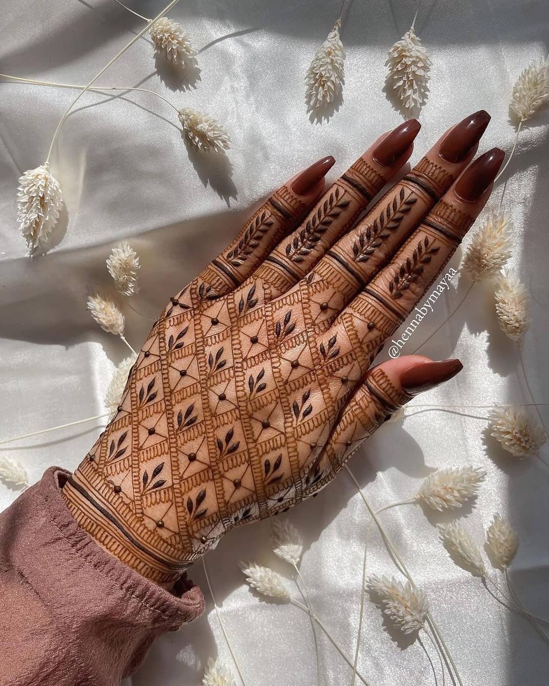 Simple Hand and Feet Mehndi Designs 2022 for weddings 15 Simple Hand and Feet Mehndi Designs 2022 for weddings