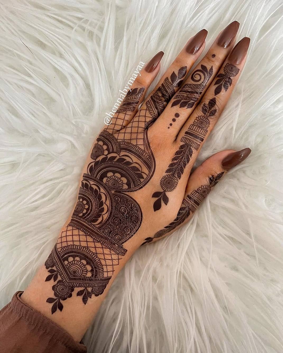 Simple Hand and Feet Mehndi Designs 2022 for weddings 8 Simple Hand and Feet Mehndi Designs 2022 for weddings