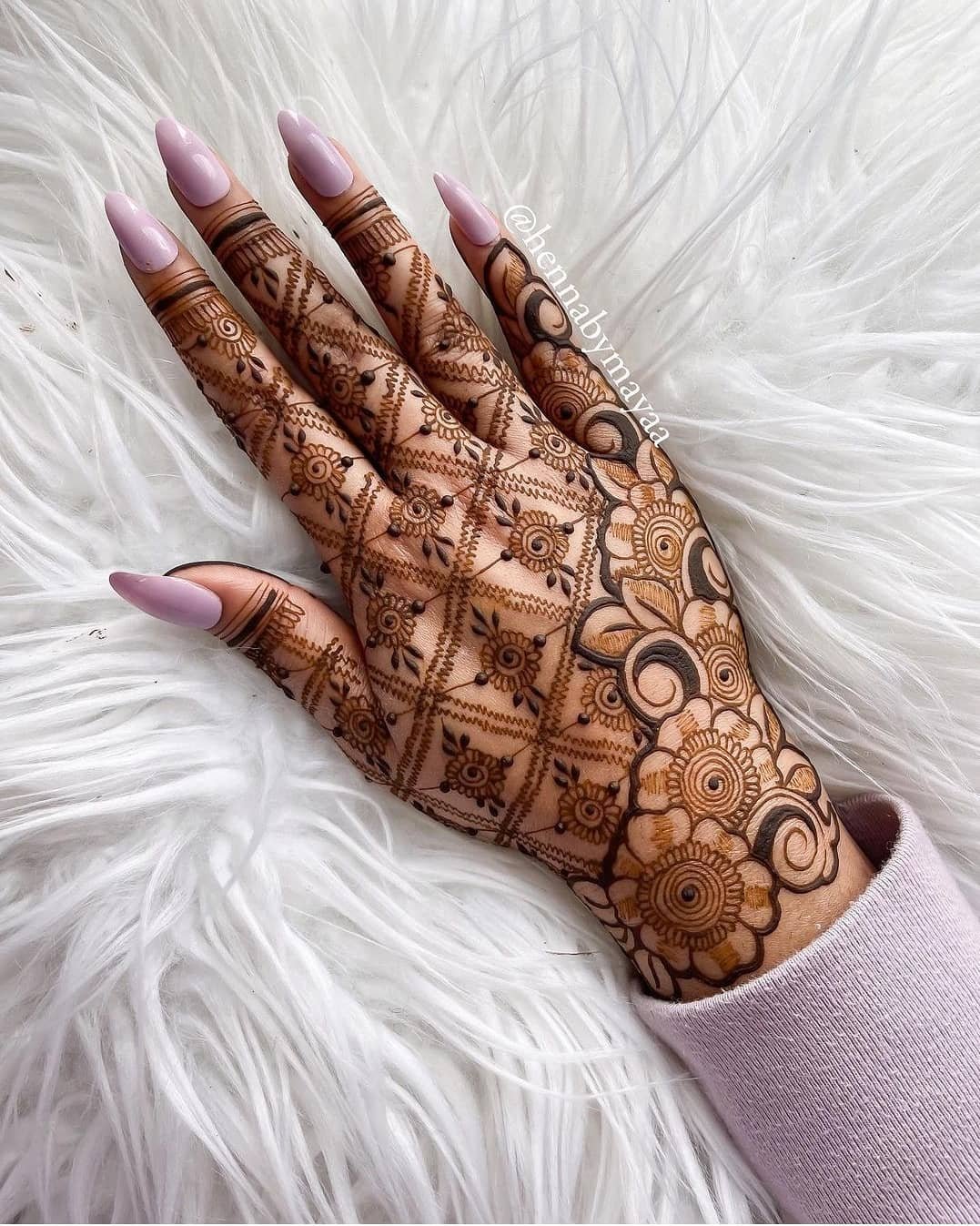 Simple Hand and Feet Mehndi Designs 2022 for weddings 16 Simple Hand and Feet Mehndi Designs 2022 for weddings