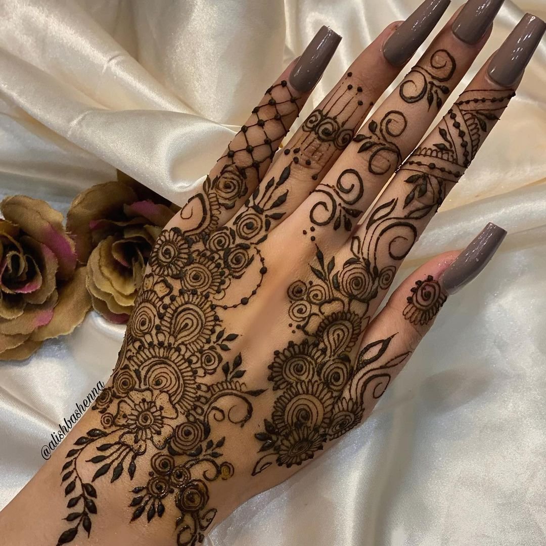 Simple Hand and Feet Mehndi Designs 2022 for weddings 14 Simple Hand and Feet Mehndi Designs 2022 for weddings