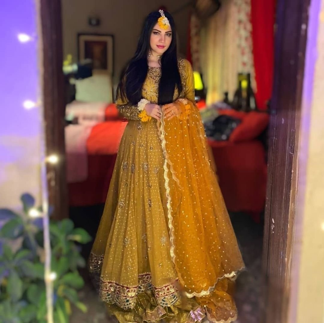 Neelam Munir looking Stunning in Yellow Ensemble 4 Neelam Munir looking Stunning in Yellow Ensemble