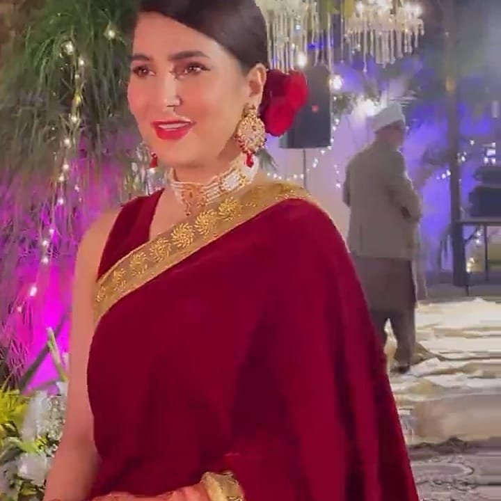 Actress Areeba Habib Qawali Night - Stunning Looks in Velevet Outfits 5 Actress Areeba Habib Qawali Night - Stunning Looks in Velevet Outfits