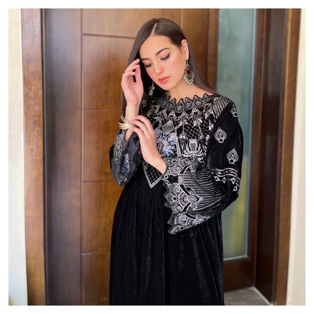 Iqra Aziz shows her Style skills in New Shoot