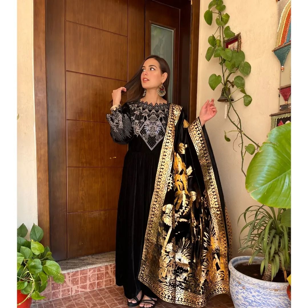 Iqra Aziz shows her Style skills in New Shoot
