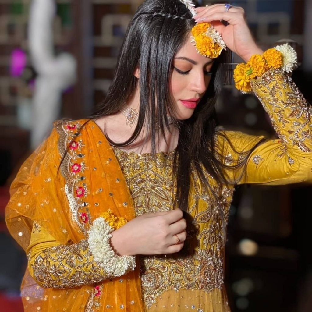 Neelam Munir looking Stunning in Yellow Ensemble 2 Neelam Munir looking Stunning in Yellow Ensemble