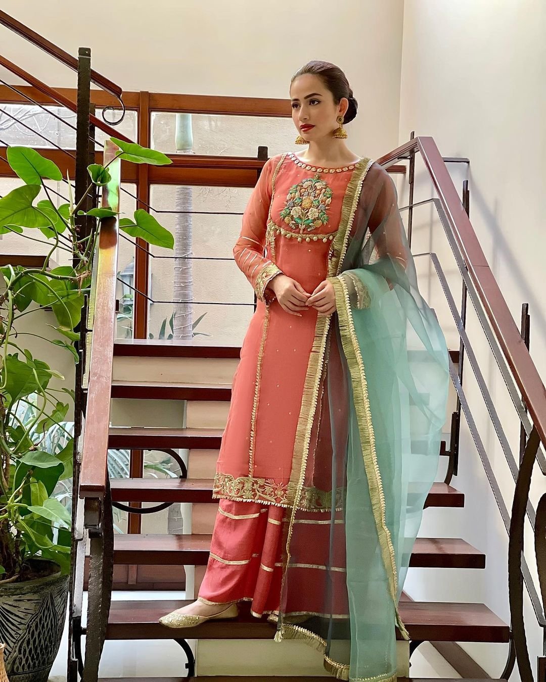 Sana Javed ignites fashion world with her peachy Outfit