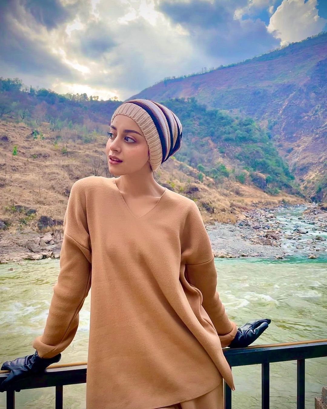 Alizeh Shah enjoy Winter vibes in Mountains 4 Alizeh Shah enjoy Winter vibes in Mountains