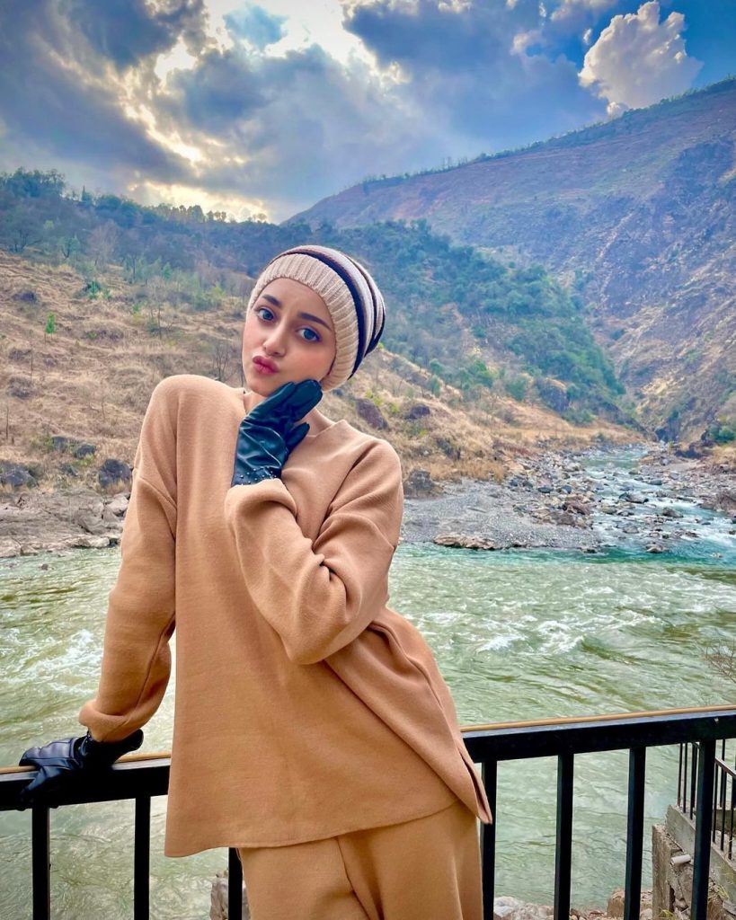 Alizeh Shah enjoy Winter vibes in Mountains