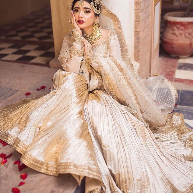 Sehar Khan Spells Elegance in White Gharara 4 Sehar Khan Spells Elegance in White Gharara