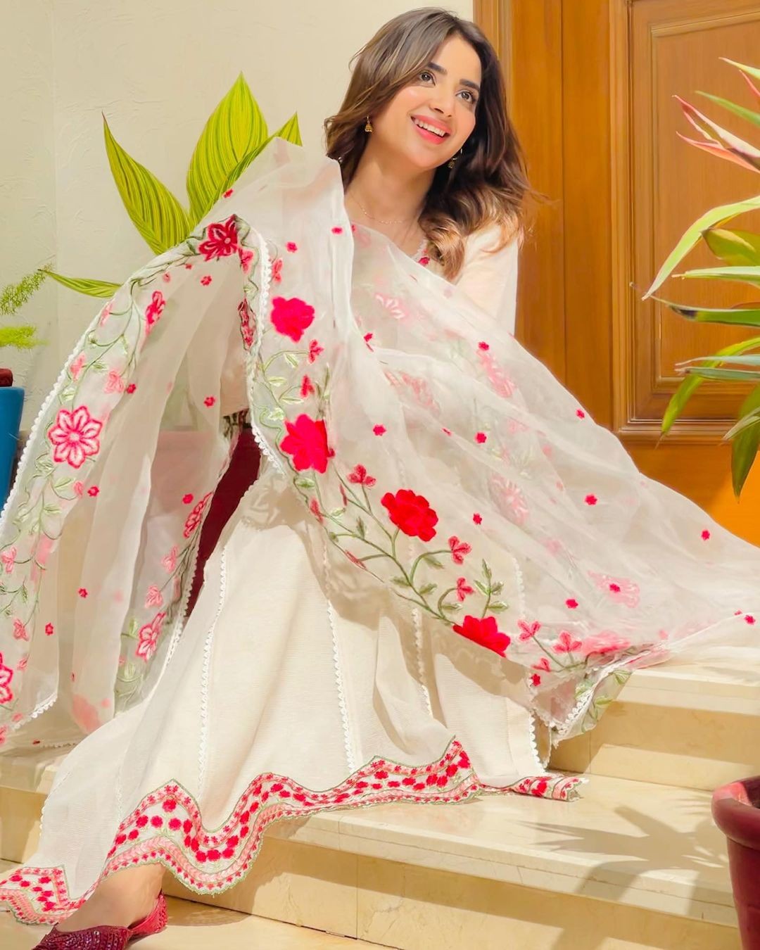 Saboor Aly channels her Desi Diva vibes in Pishwas 4 Saboor Aly channels her Desi Diva vibes in Pishwas