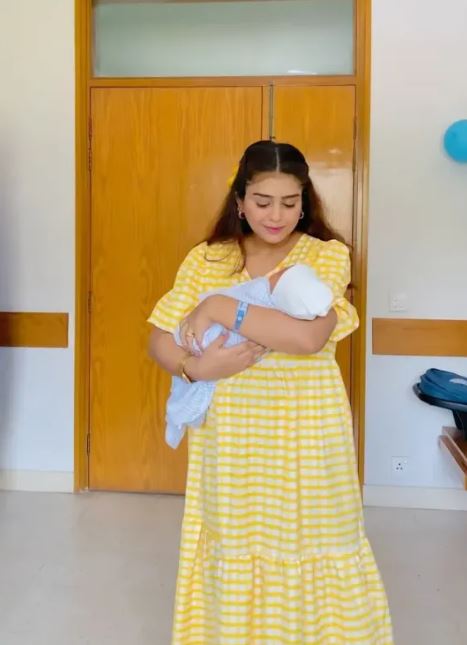 Anumta Qureshi Adorable Pictures doing Mommy Duties