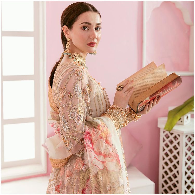 Hania Aamir pose Elegance in Recent clicks