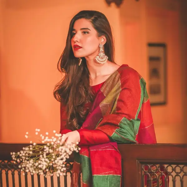 Hareem Farooq Stunning Pictures wearing Crimson