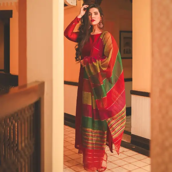 Hareem Farooq Stunning Pictures wearing Crimson 10 Hareem Farooq Stunning Pictures wearing Crimson
