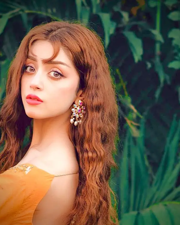 Alizeh Shah Stunning Glossy Pictures 2 Alizeh Shah Stunning Glossy Pictures