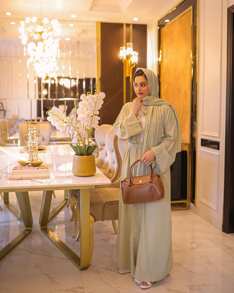 Fans Love Aiman Khan in Abaya - Pictures 3 Fans Love Aiman Khan in Abaya - Pictures